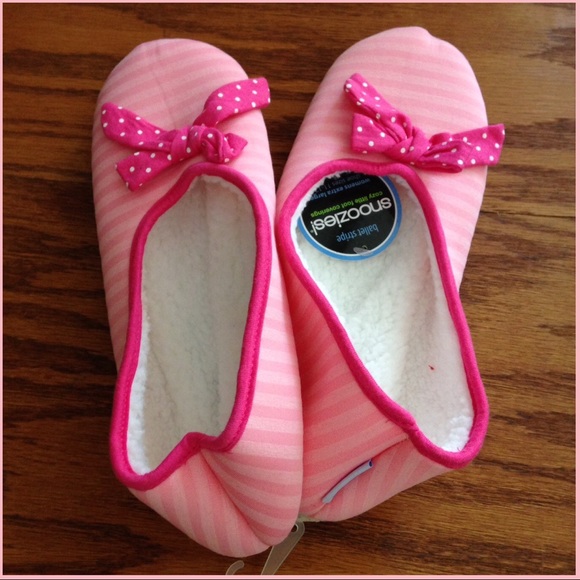 Snoozies Shoes - NWT SNOOZIES SLIPPERS🌸